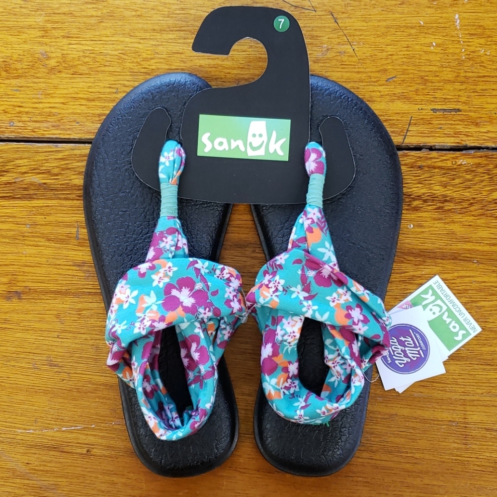 Sanuk, sandals NWT